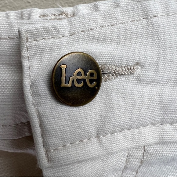 LEE Khaki Shorts. Patch Pockets. Button & Zipper Closure. Size 16M. - Picture 3 of 5